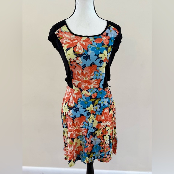 Dresses & Skirts - Womans floral dress